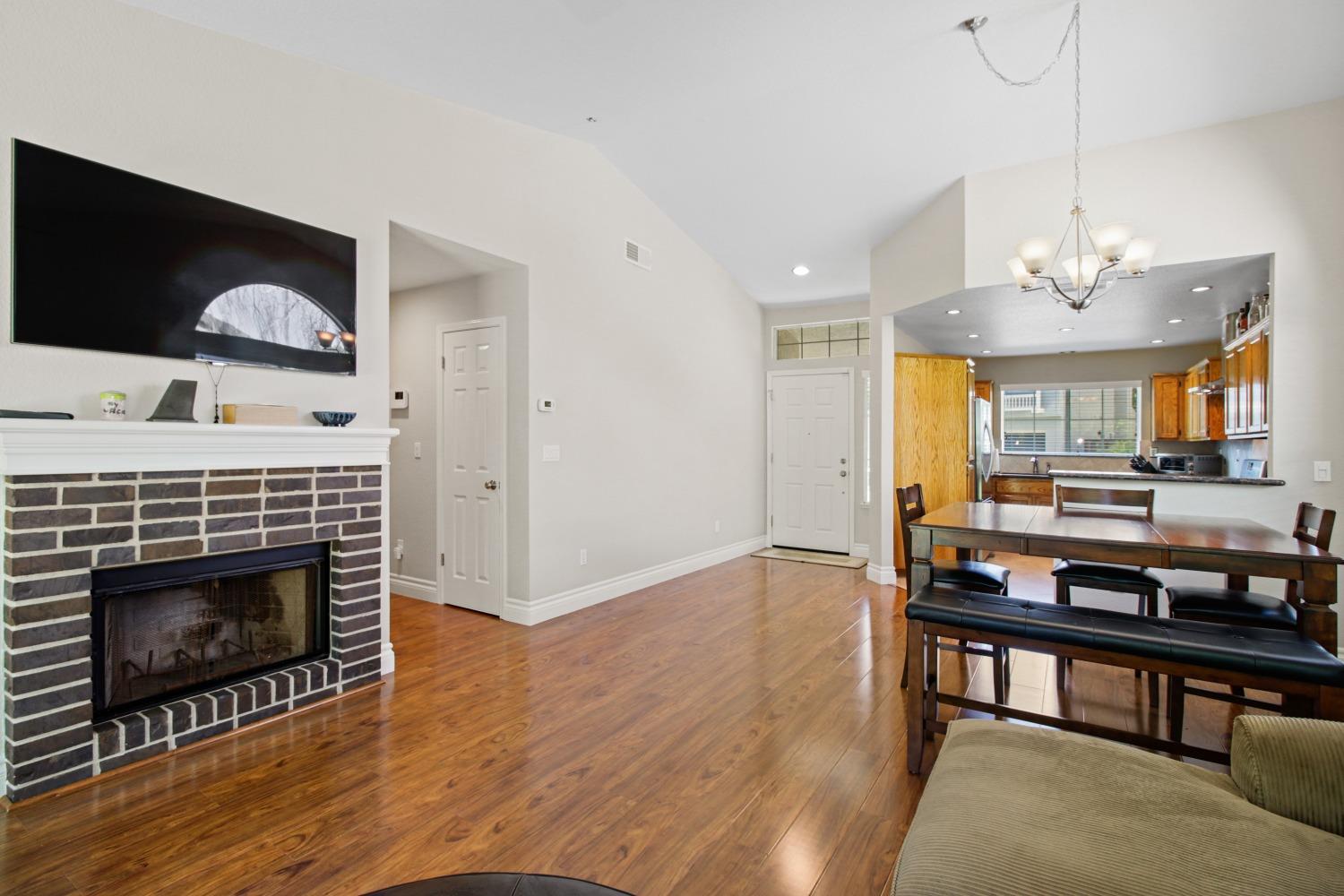 Detail Gallery Image 10 of 38 For 9527 Lake Park Ln, Elk Grove,  CA 95758 - 3 Beds | 2 Baths