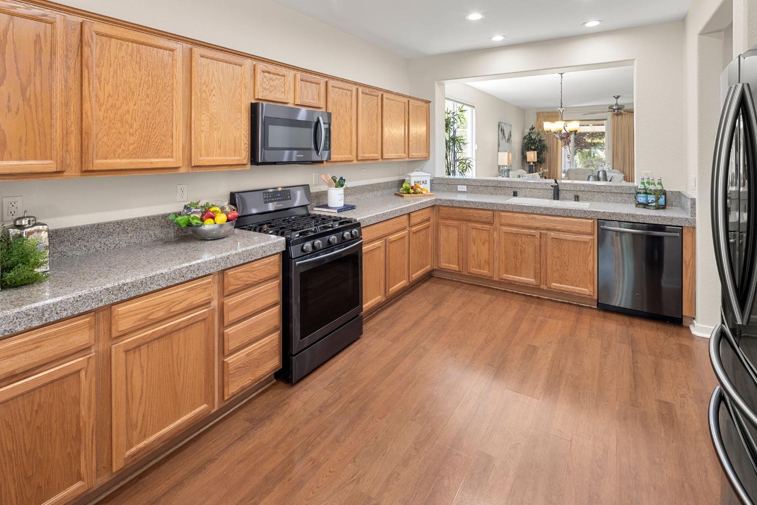 Detail Gallery Image 8 of 42 For 1239 Hawthorne Ln, Lincoln,  CA 95648 - 2 Beds | 2 Baths