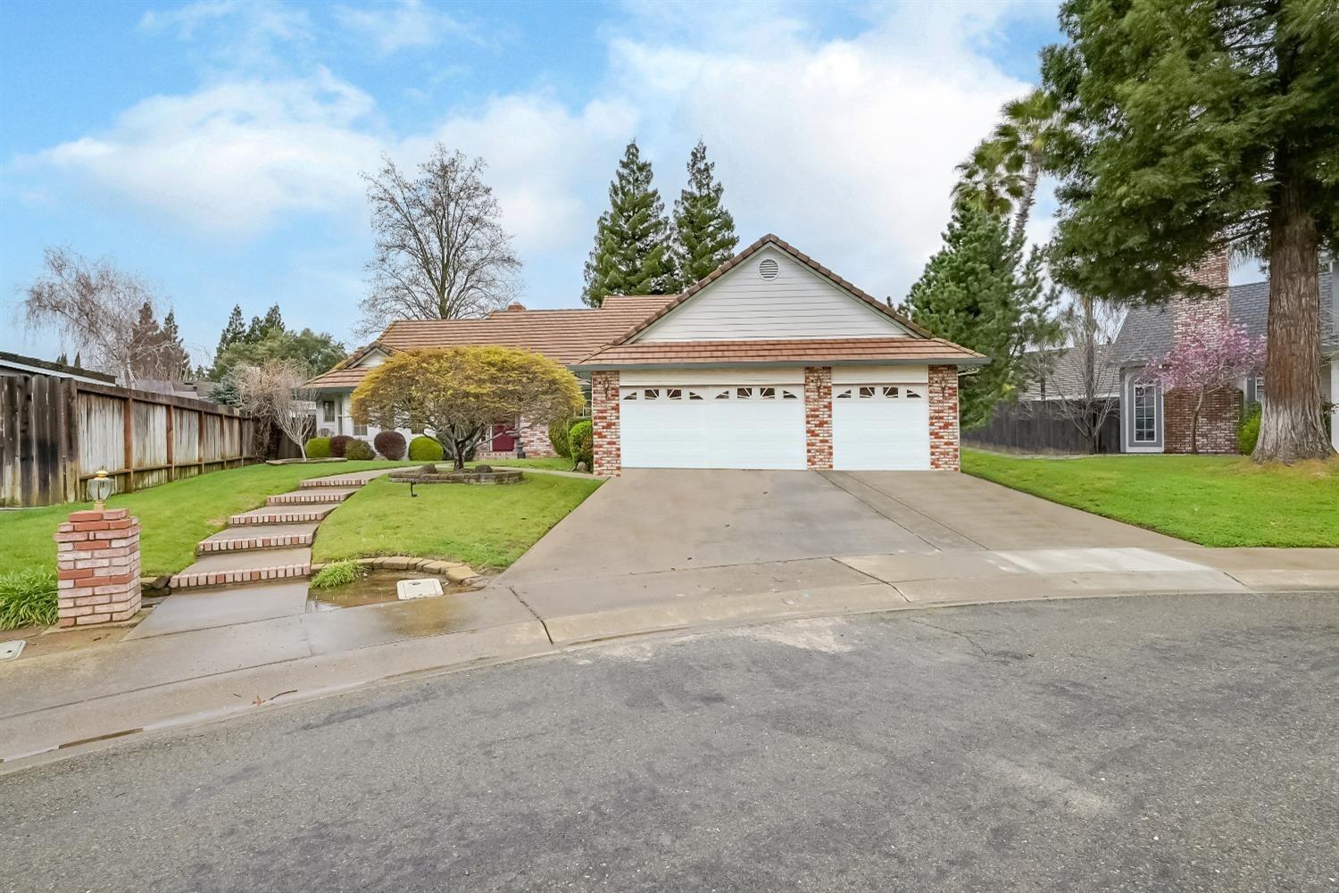 Detail Gallery Image 1 of 42 For 1840 Saratoga Ct, Yuba City,  CA 95993 - 3 Beds | 2 Baths