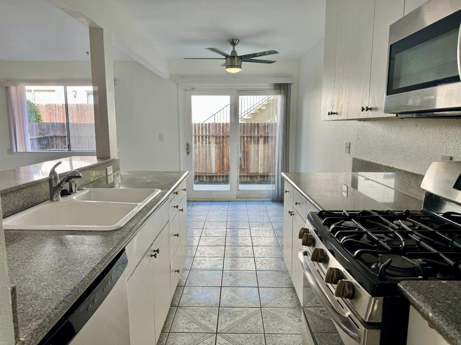 Detail Gallery Image 6 of 53 For 4742 Greenholme Dr #3,  Sacramento,  CA 95842 - 2 Beds | 1 Baths