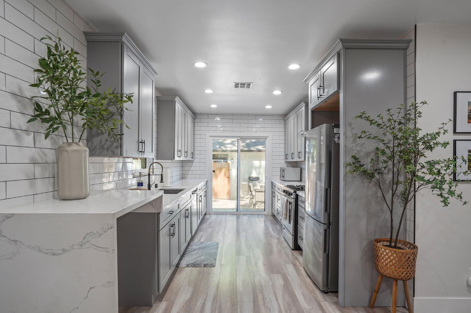 Detail Gallery Image 2 of 27 For 2640 17th St, Sacramento,  CA 95818 - 2 Beds | 2 Baths