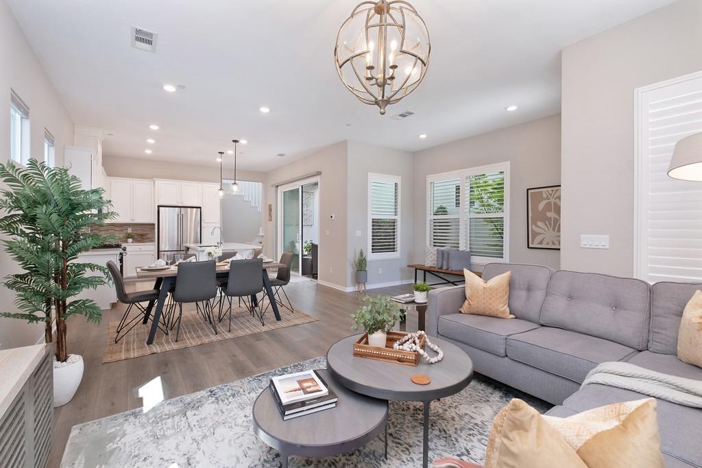 Detail Gallery Image 11 of 89 For 142 Fonseca St, Sacramento,  CA 95816 - 3 Beds | 3/1 Baths