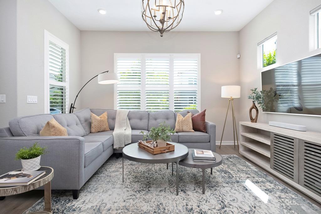 Detail Gallery Image 10 of 89 For 142 Fonseca St, Sacramento,  CA 95816 - 3 Beds | 3/1 Baths