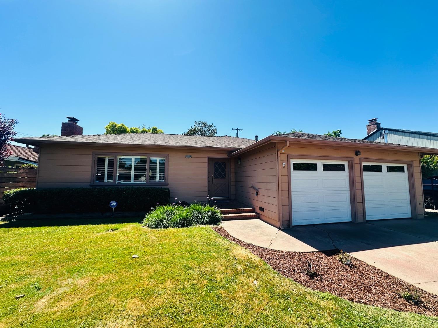 Detail Gallery Image 1 of 29 For 1112 S Country Club Blvd, Stockton,  CA 95204 - 3 Beds | 2 Baths