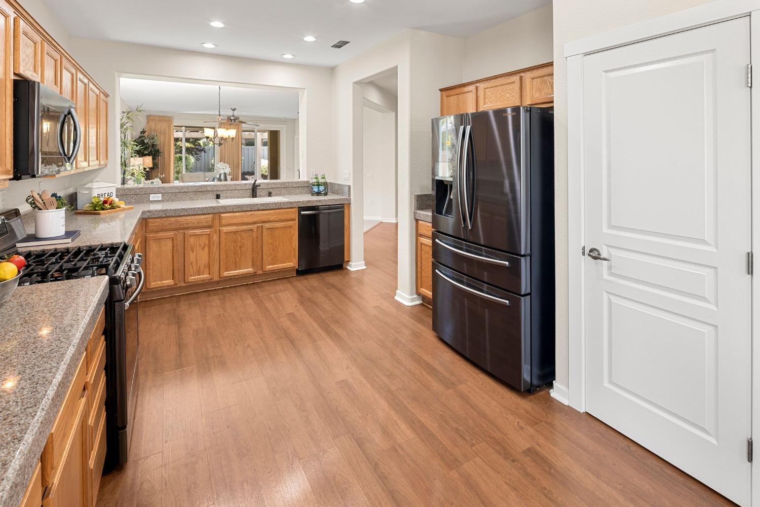Detail Gallery Image 10 of 42 For 1239 Hawthorne Ln, Lincoln,  CA 95648 - 2 Beds | 2 Baths