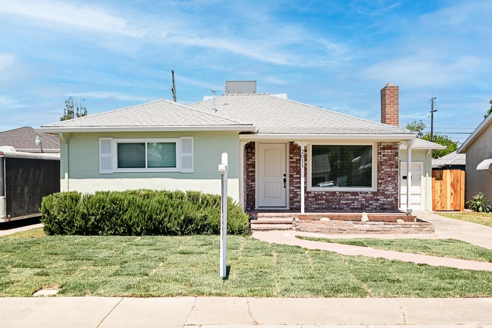 Detail Gallery Image 3 of 40 For 2011 W Sonoma Ave, Stockton,  CA 95204 - 3 Beds | 1 Baths