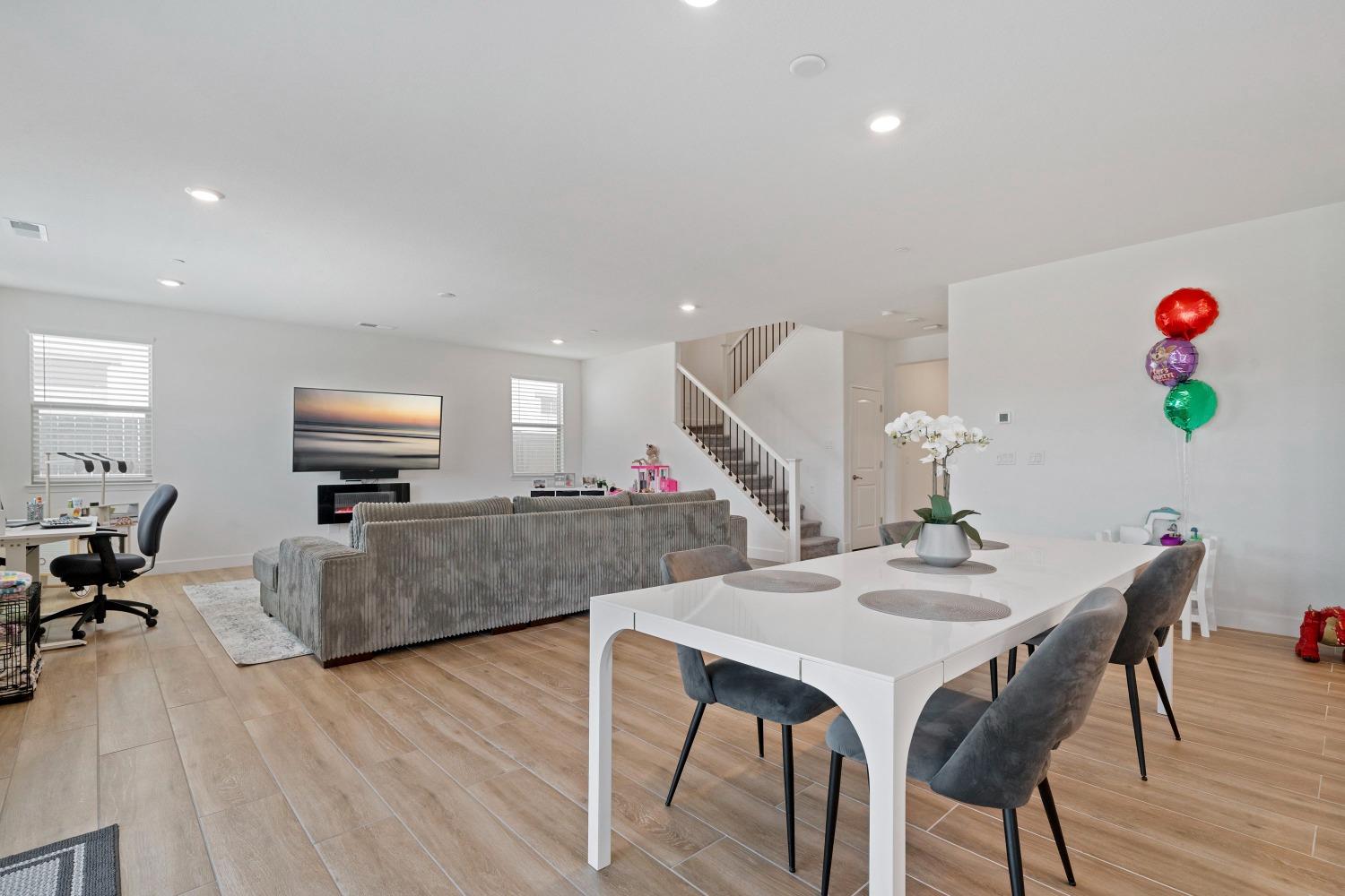 Detail Gallery Image 12 of 48 For 9942 Summerton Cir, Elk Grove,  CA 95624 - 4 Beds | 3/1 Baths