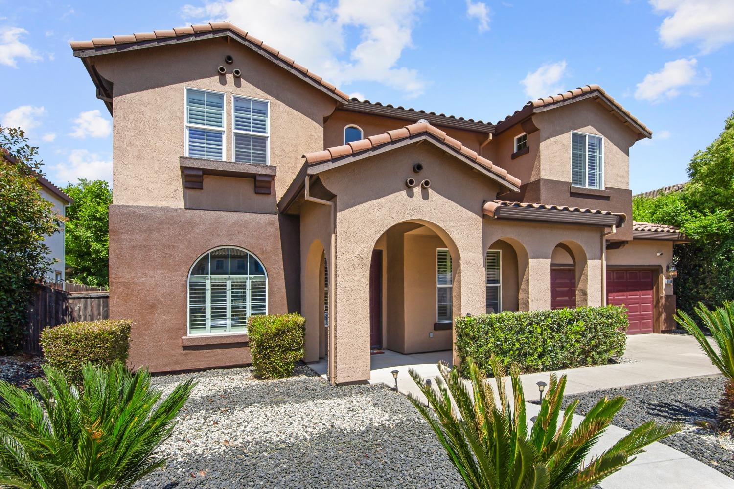 Detail Gallery Image 2 of 47 For 2566 Parkcrest Way, Roseville,  CA 95747 - 3 Beds | 2/1 Baths