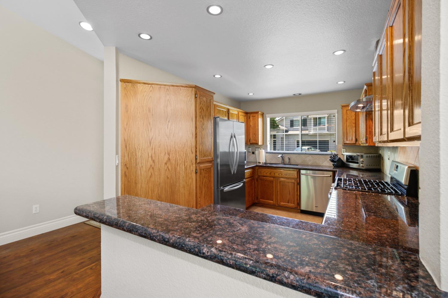 Detail Gallery Image 16 of 38 For 9527 Lake Park Ln, Elk Grove,  CA 95758 - 3 Beds | 2 Baths