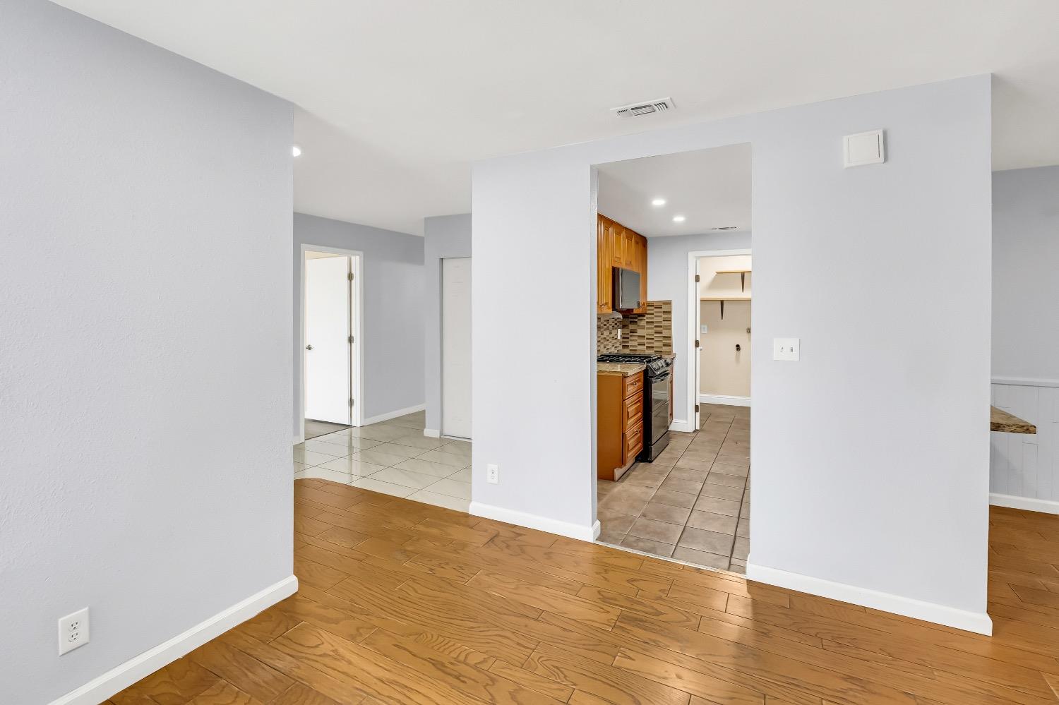 Detail Gallery Image 6 of 45 For 6833 Sandrock Way, Sacramento,  CA 95828 - 4 Beds | 2/1 Baths