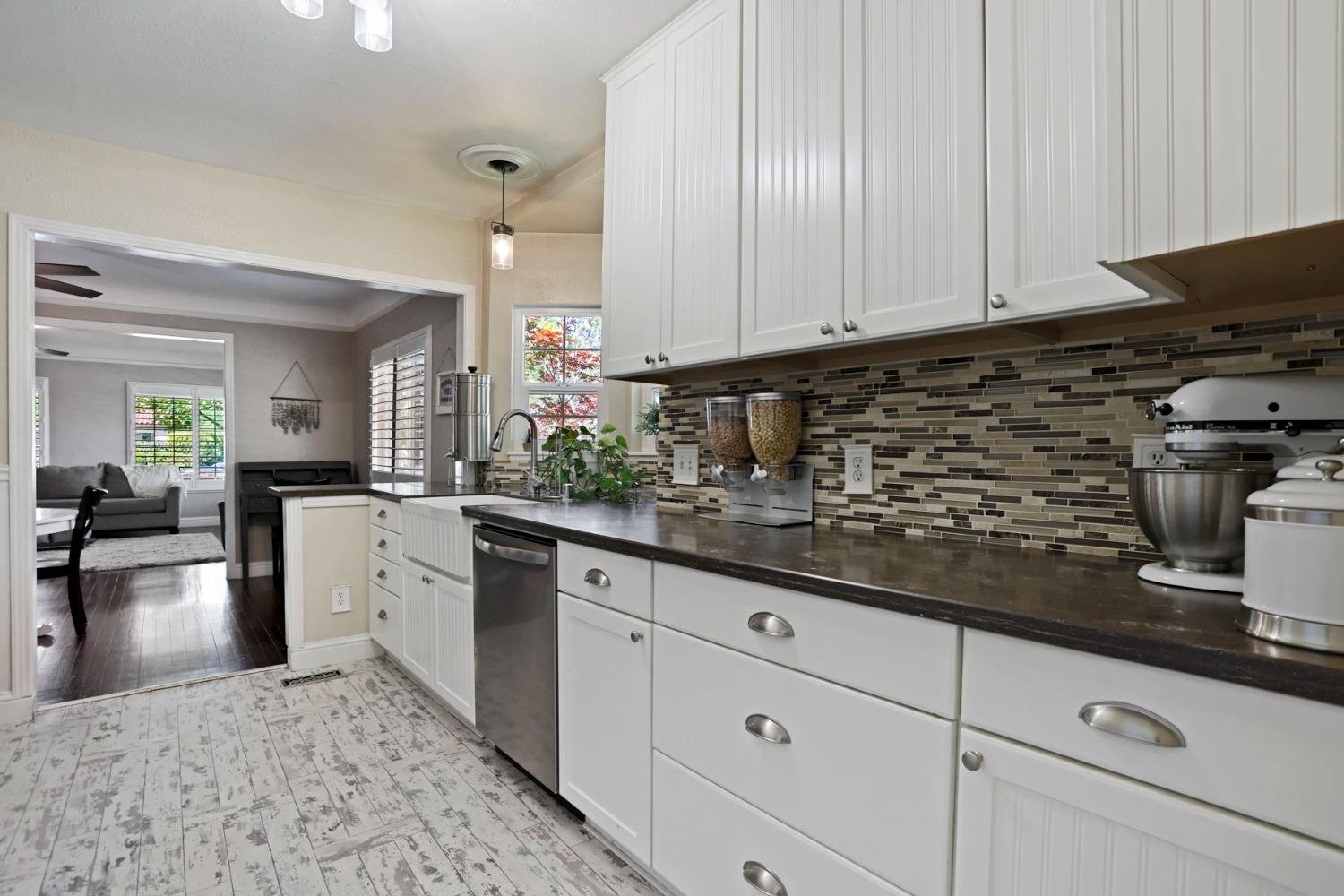 Detail Gallery Image 3 of 41 For 1120 W Oak St, Lodi,  CA 95240 - 3 Beds | 2 Baths