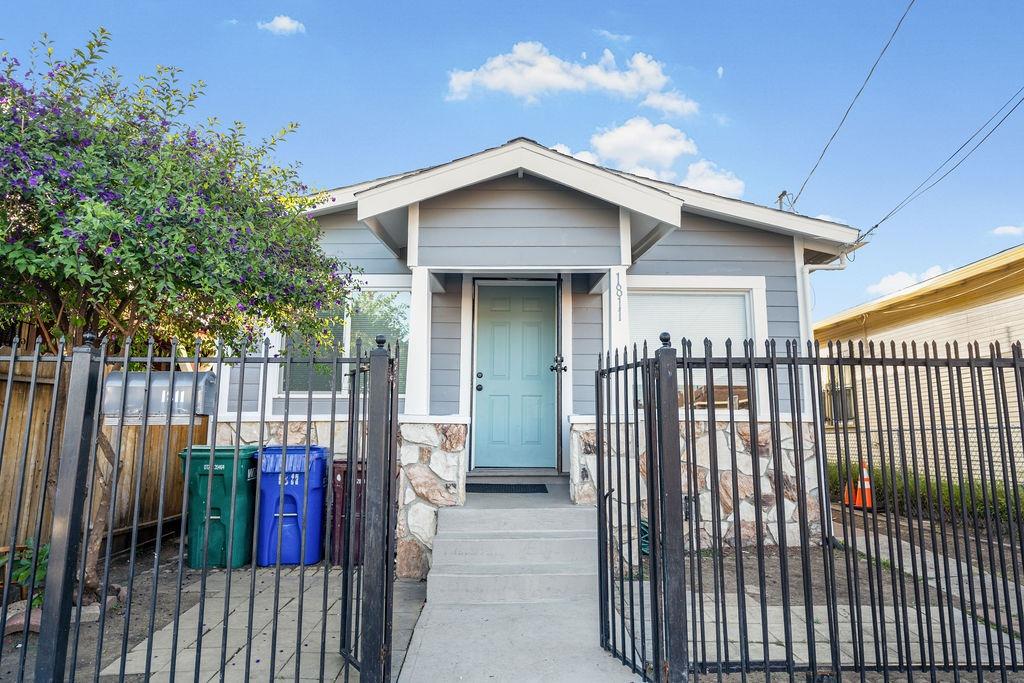 Detail Gallery Image 1 of 19 For 1811 70th Ave, Oakland,  CA 94621 - 2 Beds | 1 Baths