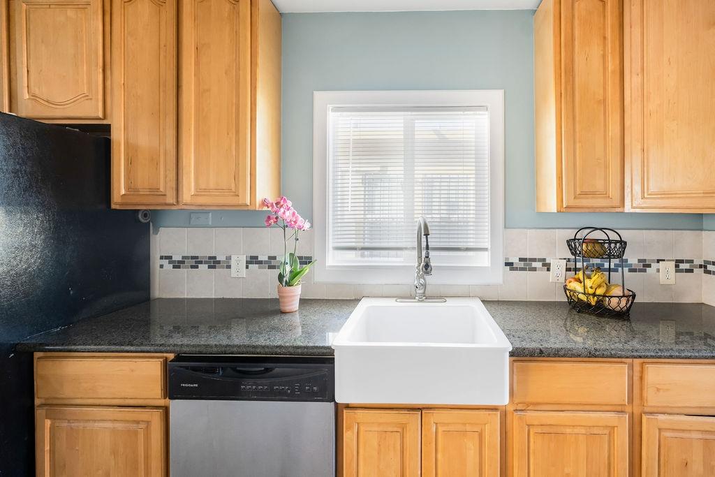 Detail Gallery Image 5 of 19 For 1811 70th Ave, Oakland,  CA 94621 - 2 Beds | 1 Baths