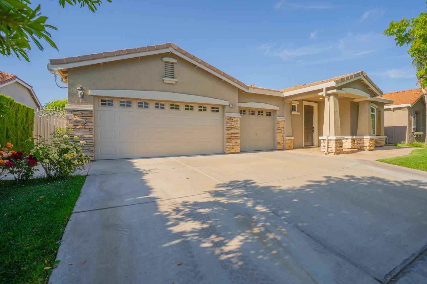 Detail Gallery Image 4 of 77 For 2080 Maximillian Ct, Los Banos,  CA 93635 - 4 Beds | 2/1 Baths
