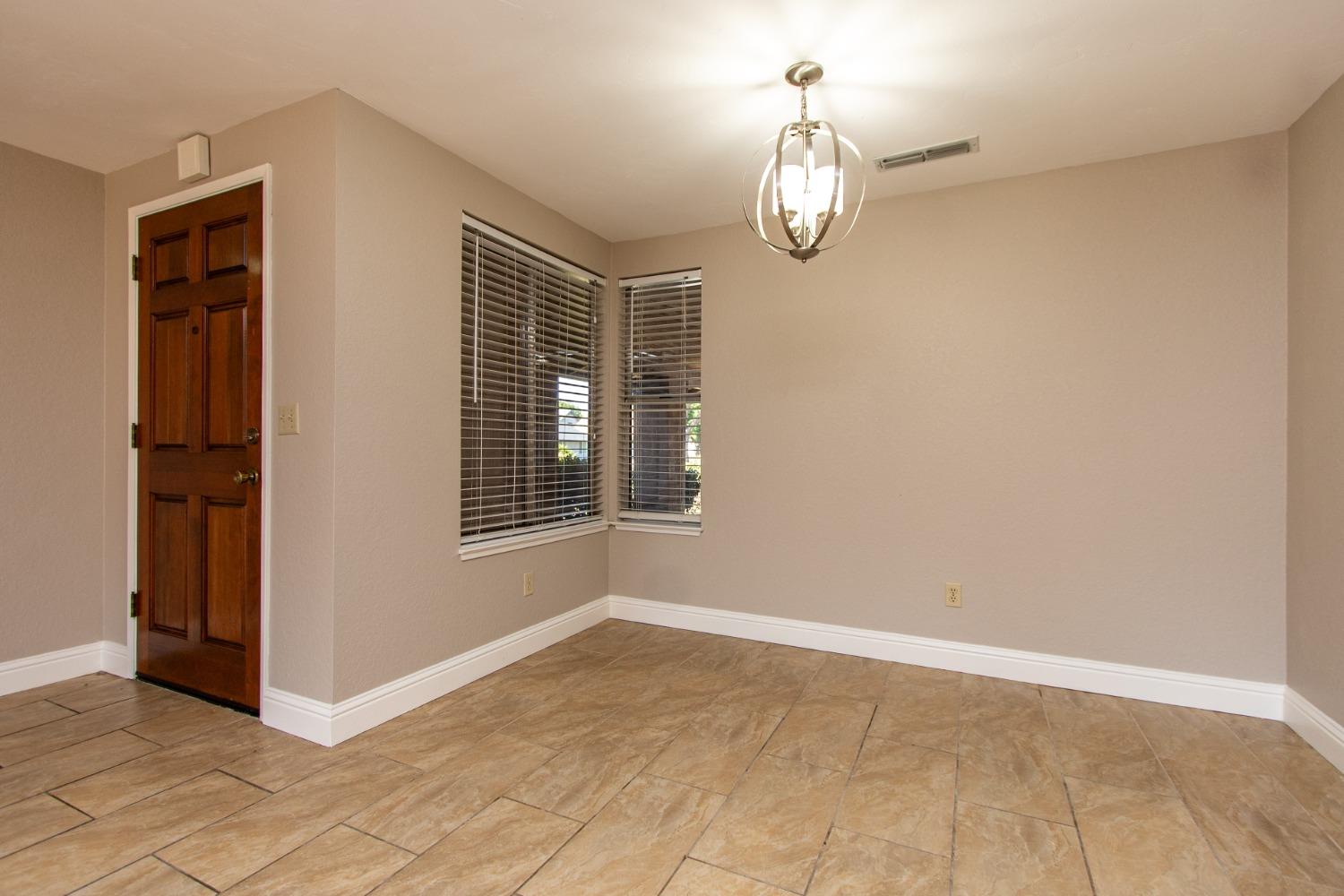 Detail Gallery Image 7 of 42 For 2000 Lincoln Oak Dr, Modesto,  CA 95355 - 3 Beds | 2 Baths