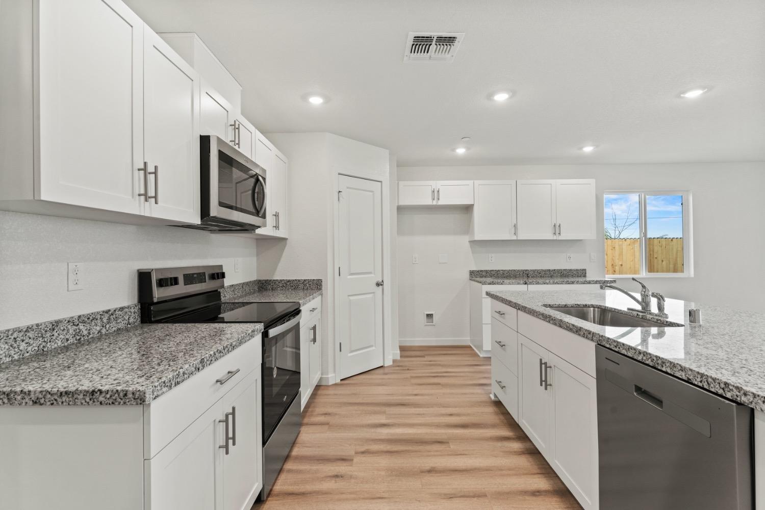 Detail Gallery Image 5 of 33 For 4189 Pittenger Dr, Olivehurst,  CA 95961 - 4 Beds | 2 Baths