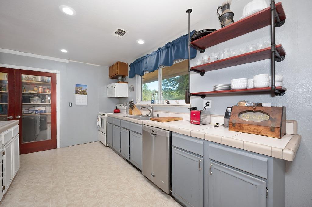 Detail Gallery Image 13 of 38 For 20427 Starlight Ln, Grass Valley,  CA 95945 - 3 Beds | 2 Baths