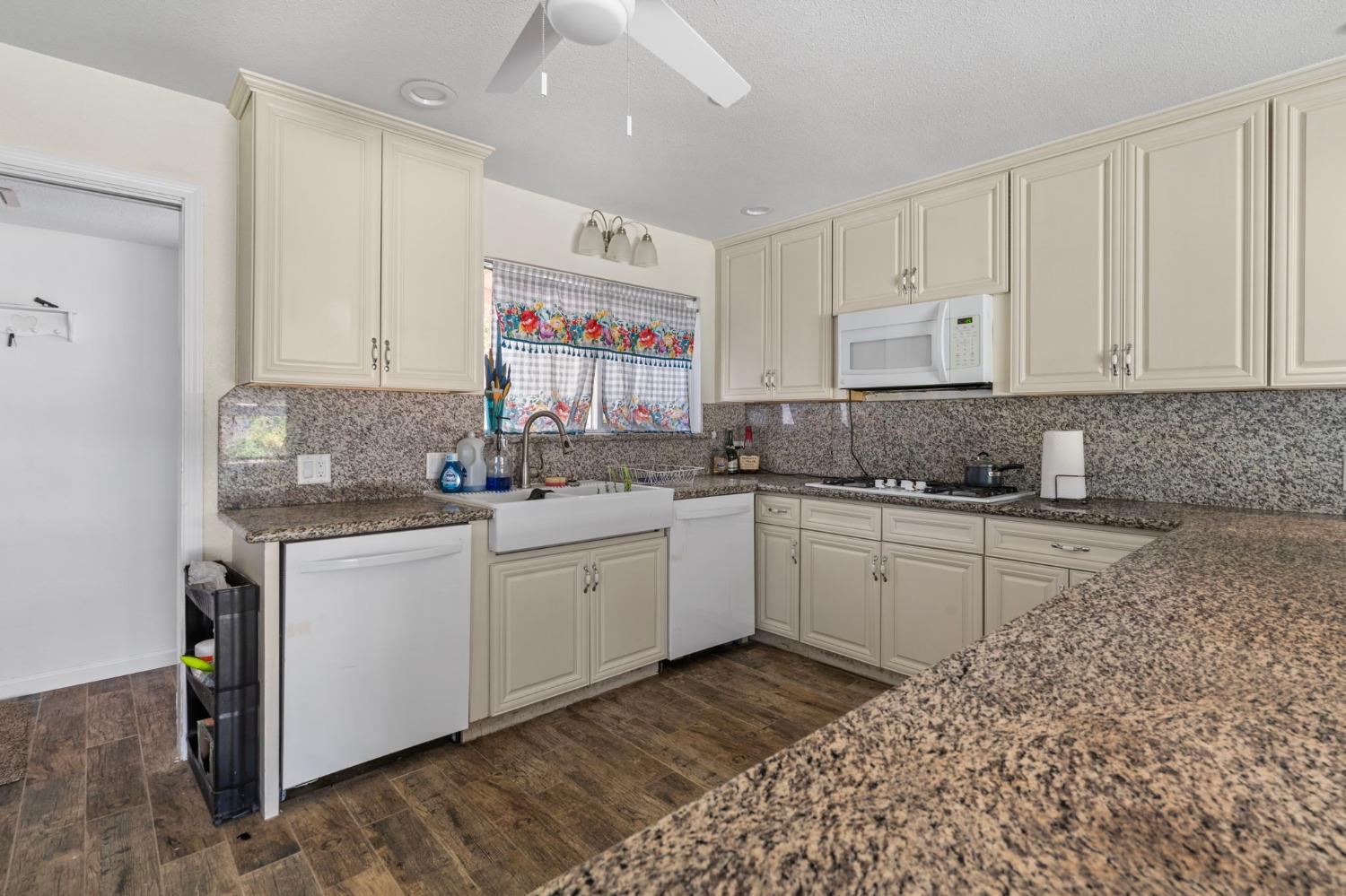 Detail Gallery Image 9 of 27 For 2635 Macgregor Ct, Modesto,  CA 95350 - 3 Beds | 2 Baths