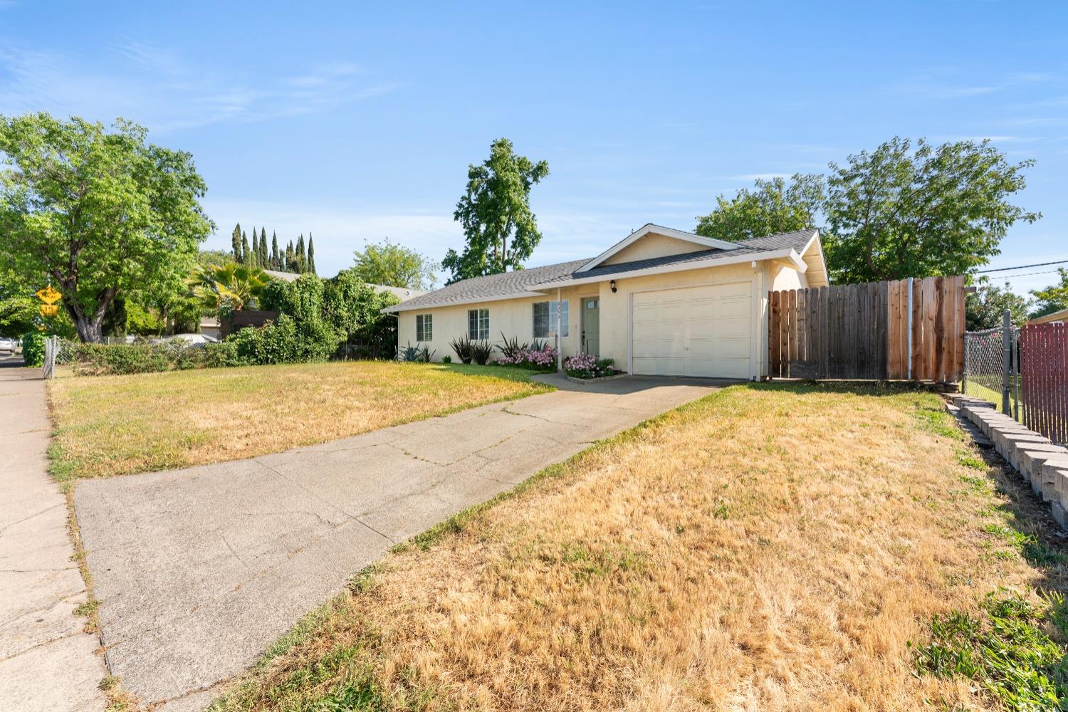 Detail Gallery Image 3 of 52 For 6353 La Cienega Dr, North Highlands,  CA 95660 - 3 Beds | 2 Baths