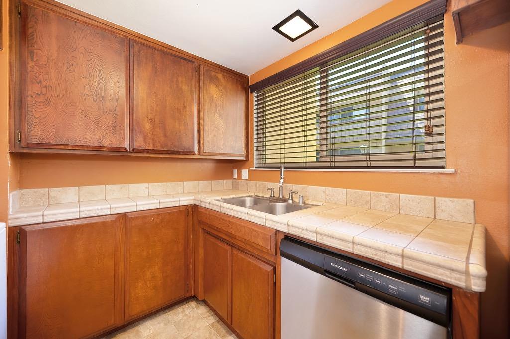 Detail Gallery Image 5 of 32 For 6018 via Casitas, Carmichael,  CA 95608 - 2 Beds | 1 Baths