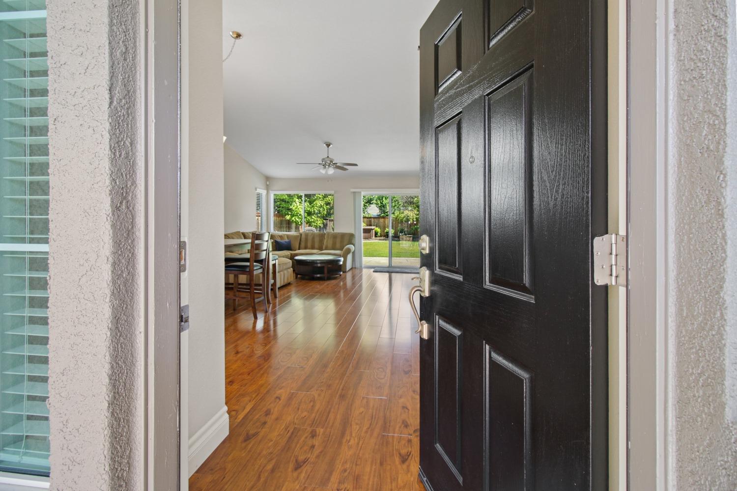 Detail Gallery Image 5 of 38 For 9527 Lake Park Ln, Elk Grove,  CA 95758 - 3 Beds | 2 Baths