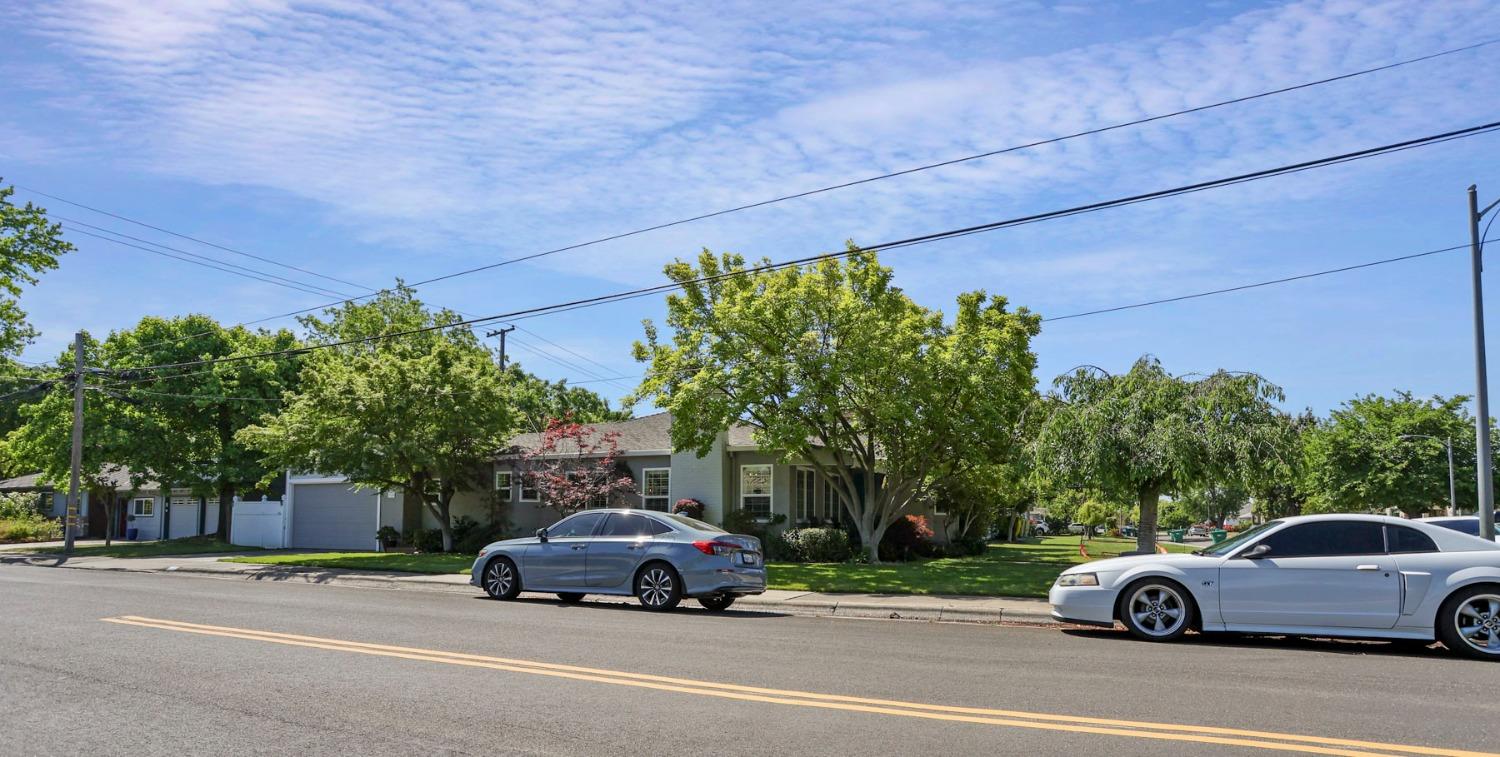 Detail Gallery Image 7 of 41 For 1120 W Oak St, Lodi,  CA 95240 - 3 Beds | 2 Baths