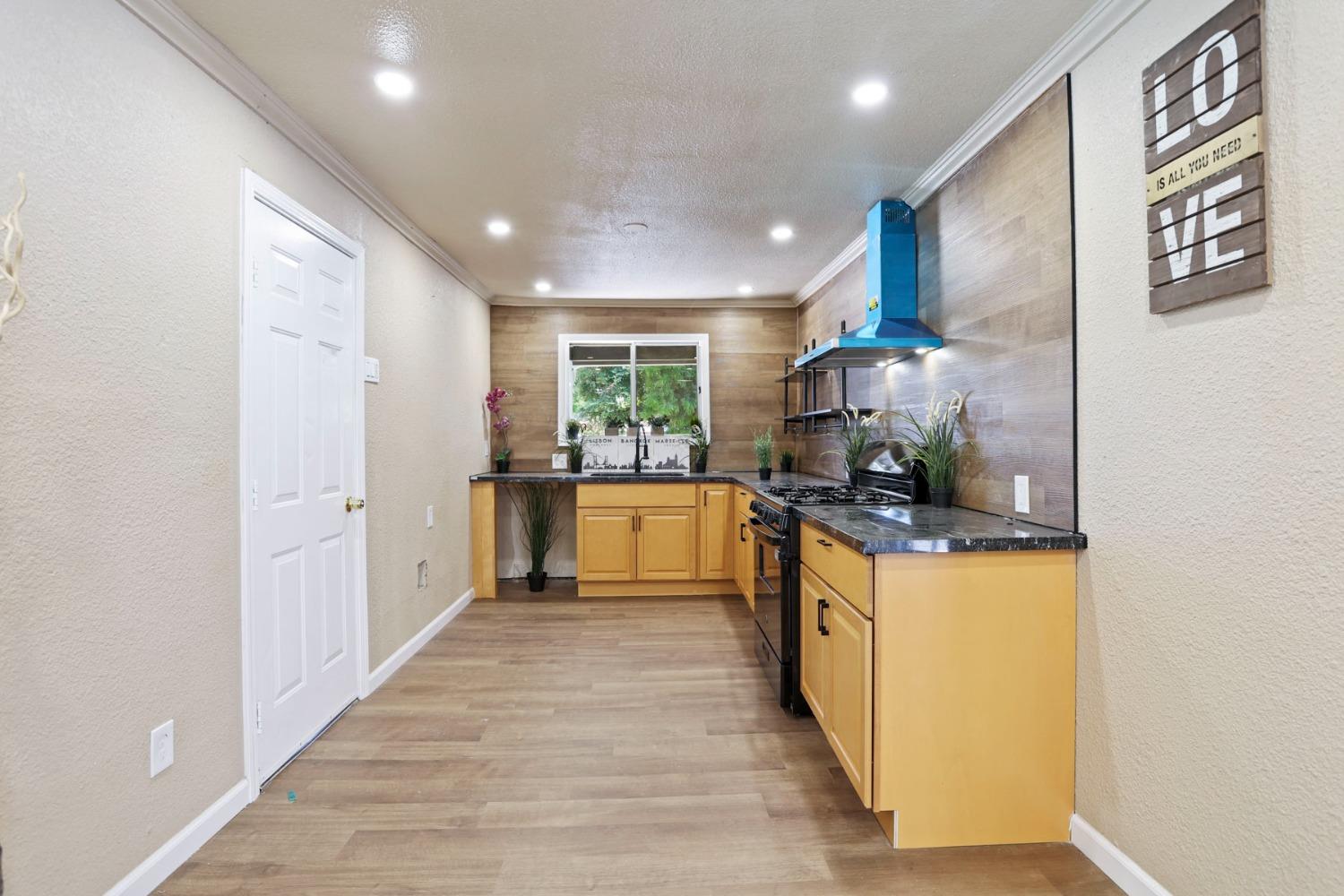 Detail Gallery Image 3 of 36 For 366 S Coolidge Ave, Stockton,  CA 95215 - 3 Beds | 1 Baths
