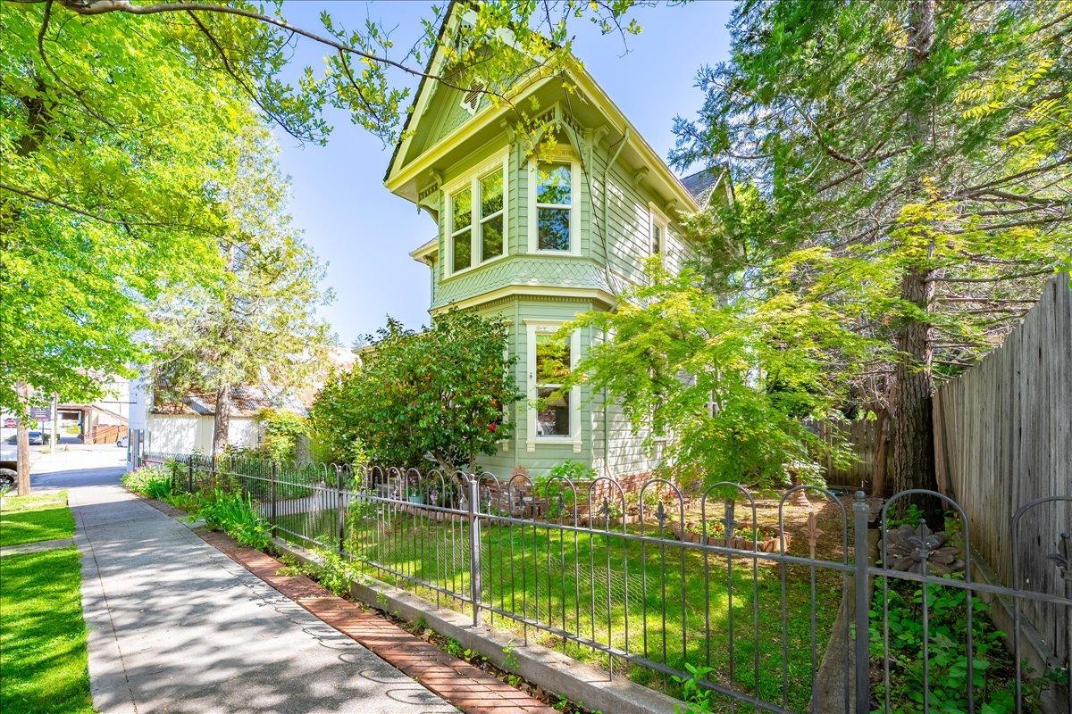 Detail Gallery Image 4 of 70 For 30 W Grass Valley St, Colfax,  CA 95713 - 4 Beds | 2 Baths