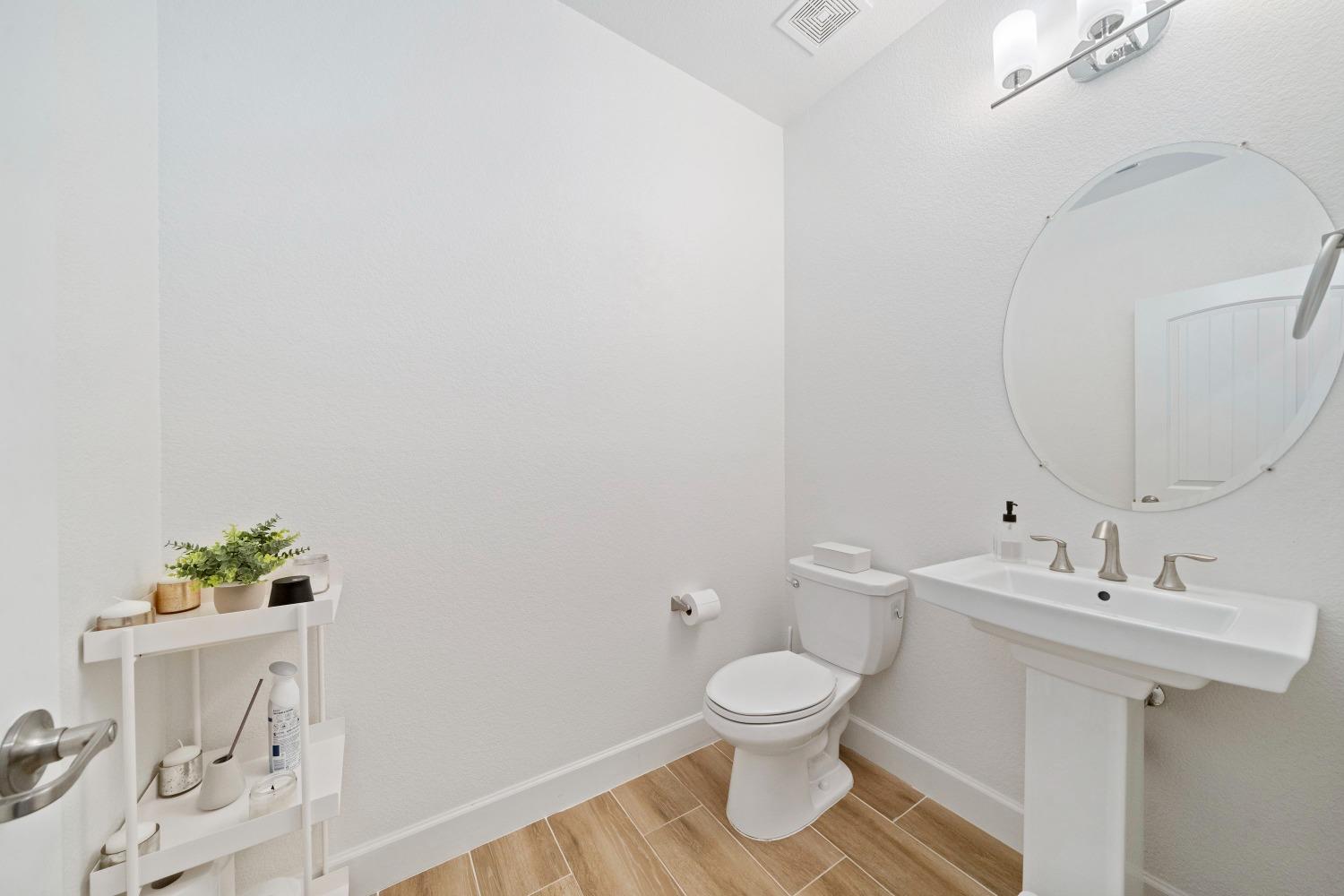 Detail Gallery Image 17 of 48 For 9942 Summerton Cir, Elk Grove,  CA 95624 - 4 Beds | 3/1 Baths