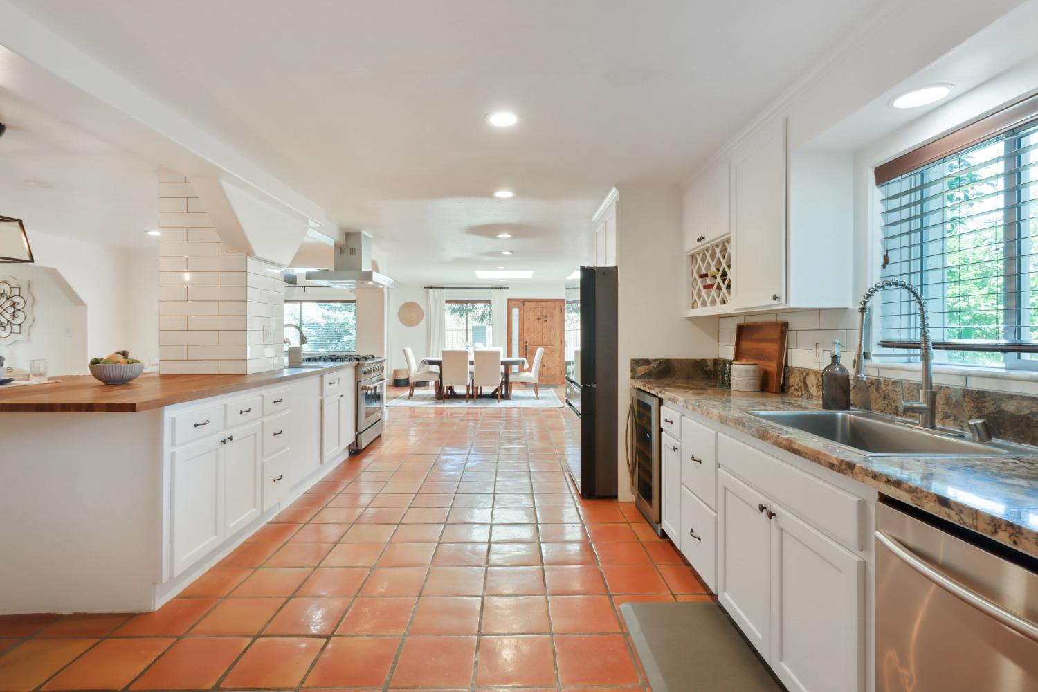 Detail Gallery Image 21 of 98 For 2590 S River Rd, West Sacramento,  CA 95691 - 3 Beds | 2/1 Baths