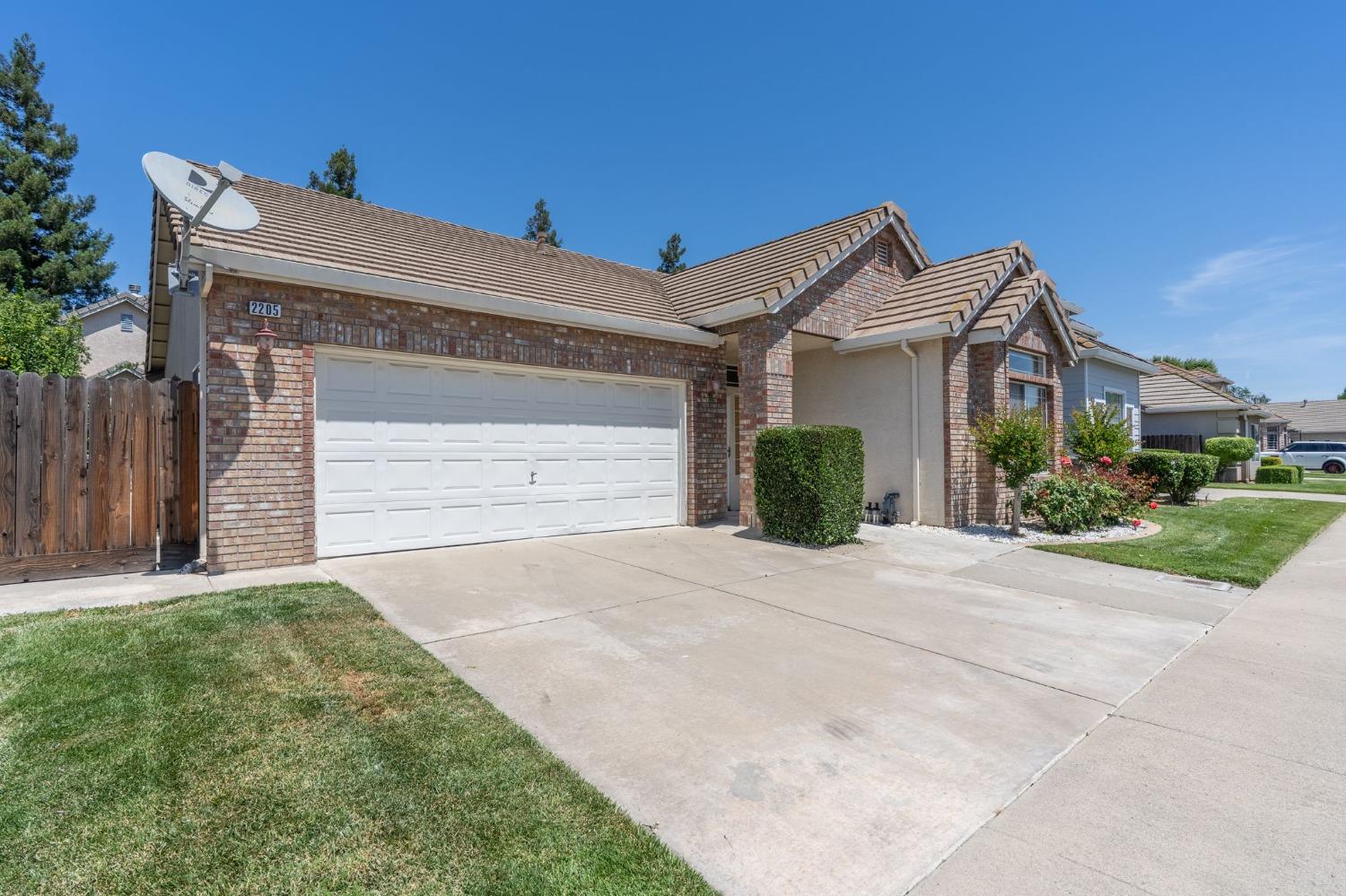 Detail Gallery Image 2 of 32 For 2205 Curzon Dr, Modesto,  CA 95355 - 3 Beds | 2 Baths