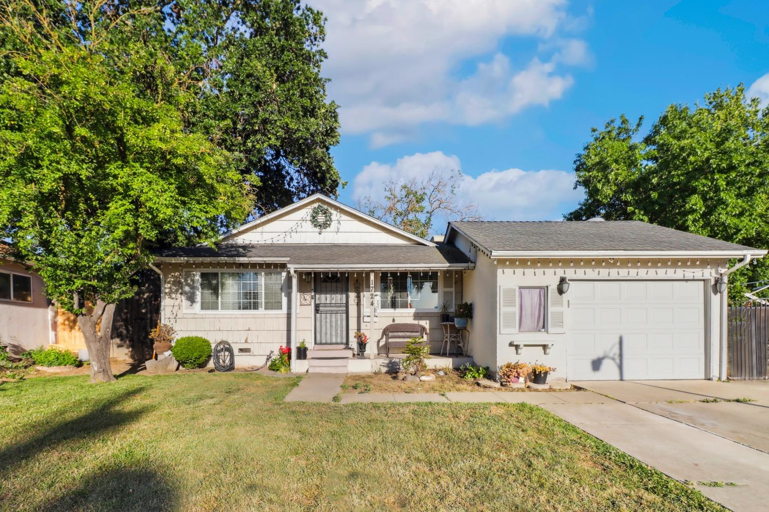 Detail Gallery Image 1 of 37 For 1724 Belt Way, Sacramento,  CA 95832 - 4 Beds | 2 Baths