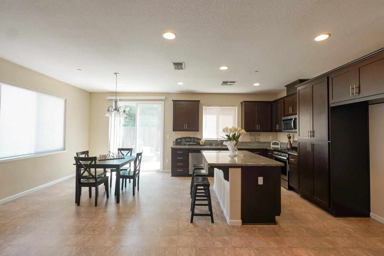 Detail Gallery Image 3 of 21 For 2610 Stone Creek Dr, Atwater,  CA 95301 - 3 Beds | 2 Baths