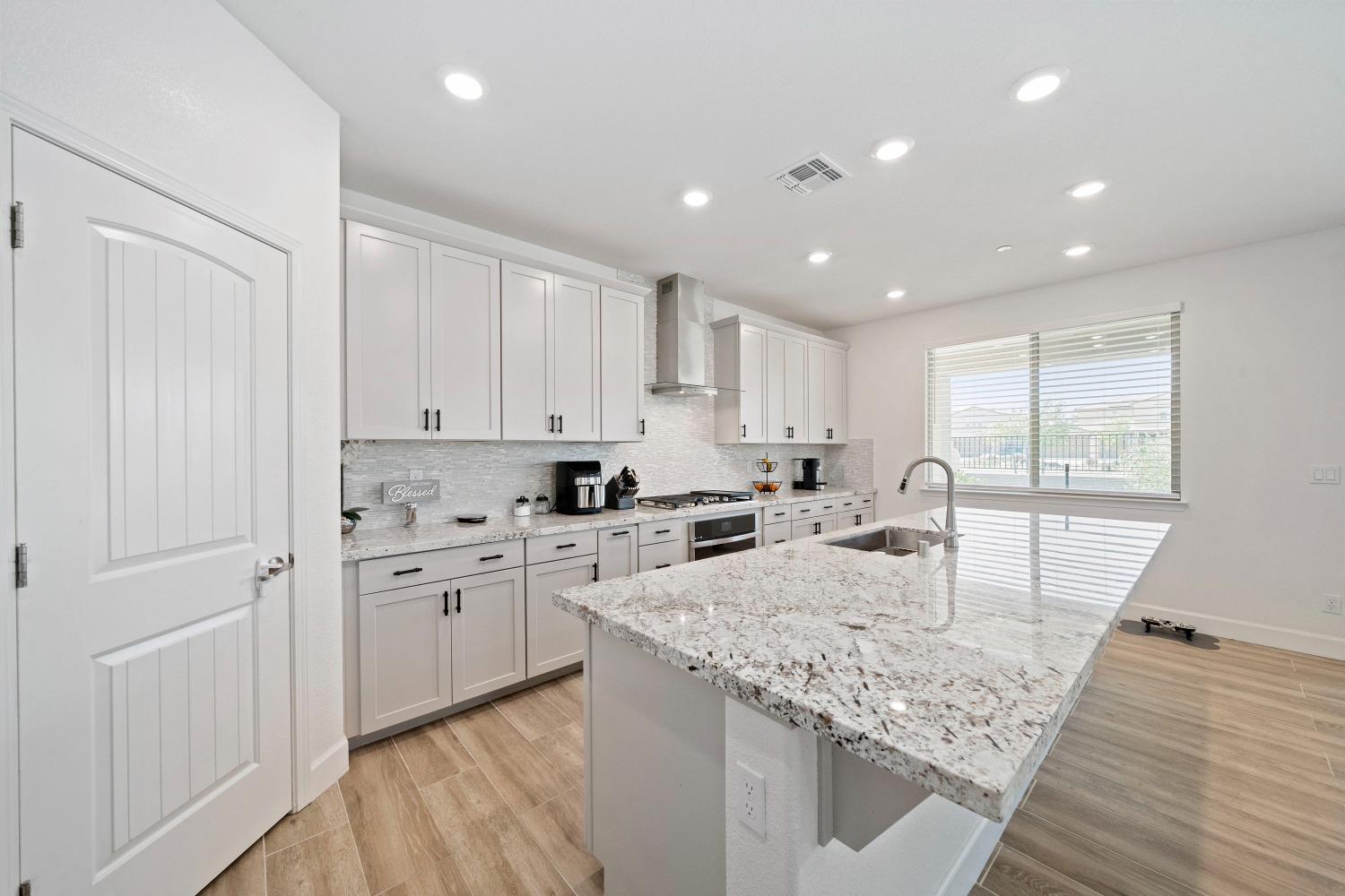 Detail Gallery Image 7 of 48 For 9942 Summerton Cir, Elk Grove,  CA 95624 - 4 Beds | 3/1 Baths
