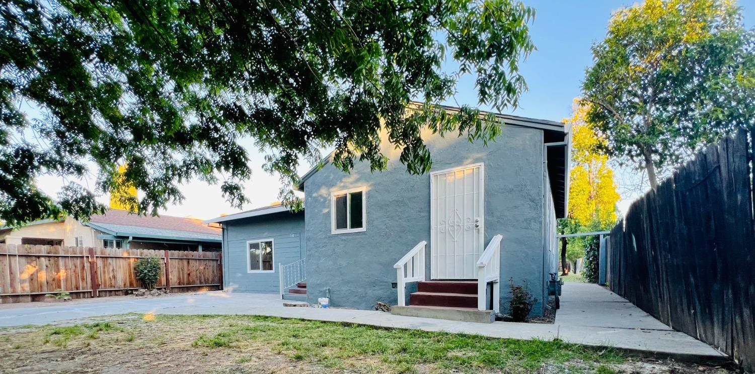 Detail Gallery Image 2 of 19 For 710 E 4th, Stockton,  CA 95206 - 4 Beds | 2 Baths