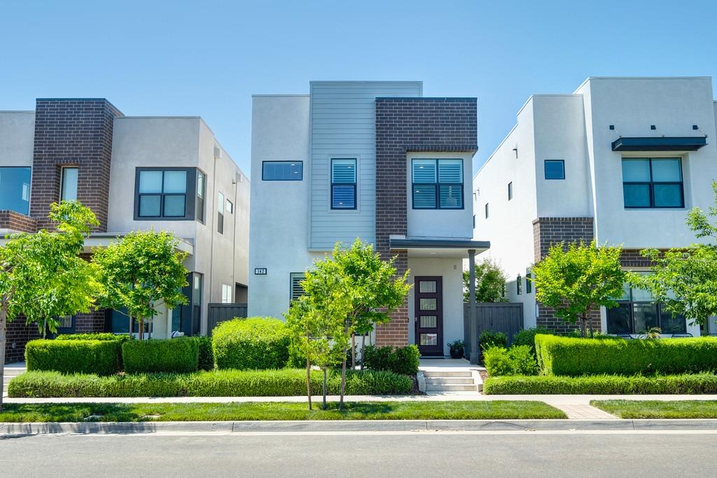 Detail Gallery Image 1 of 89 For 142 Fonseca St, Sacramento,  CA 95816 - 3 Beds | 3/1 Baths