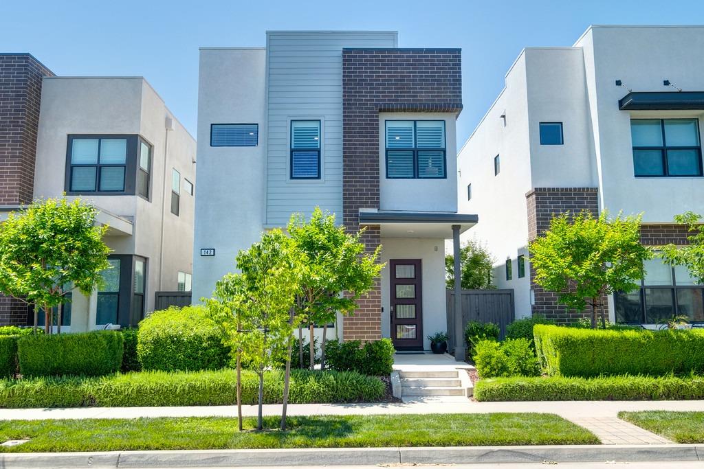Detail Gallery Image 3 of 89 For 142 Fonseca St, Sacramento,  CA 95816 - 3 Beds | 3/1 Baths