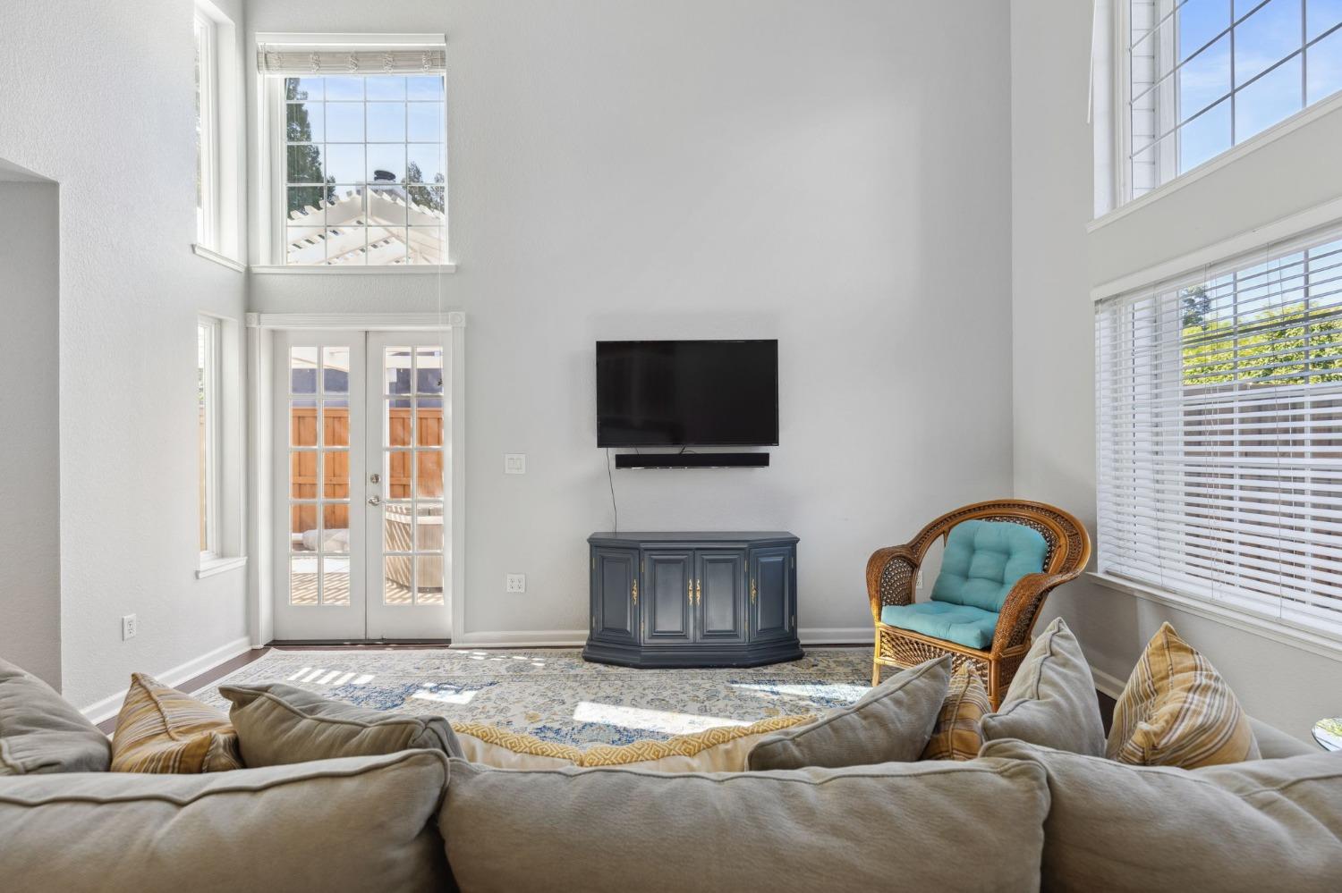 Detail Gallery Image 5 of 40 For 1535 E Colonial Pkwy #E,  Roseville,  CA 95661 - 4 Beds | 2/1 Baths