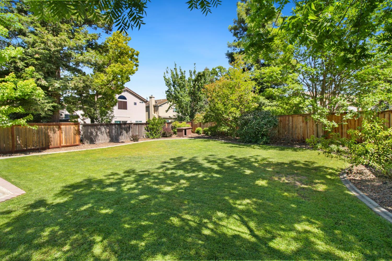 Detail Gallery Image 32 of 38 For 9527 Lake Park Ln, Elk Grove,  CA 95758 - 3 Beds | 2 Baths