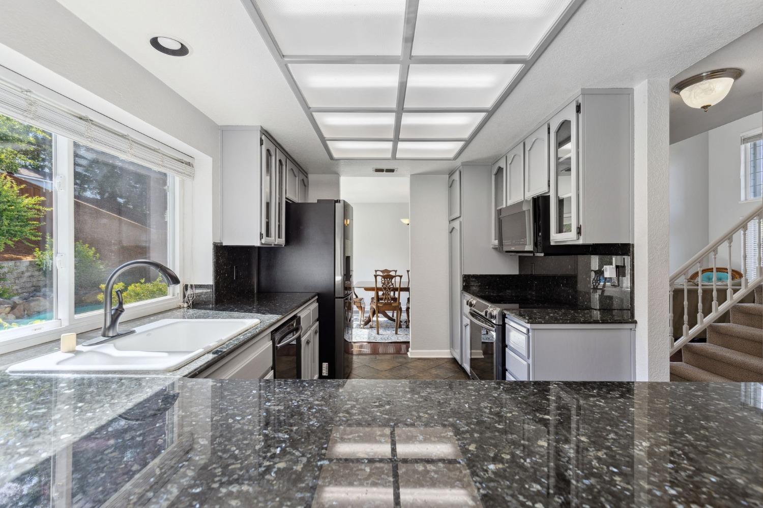 Detail Gallery Image 10 of 40 For 1535 E Colonial Pkwy #E,  Roseville,  CA 95661 - 4 Beds | 2/1 Baths