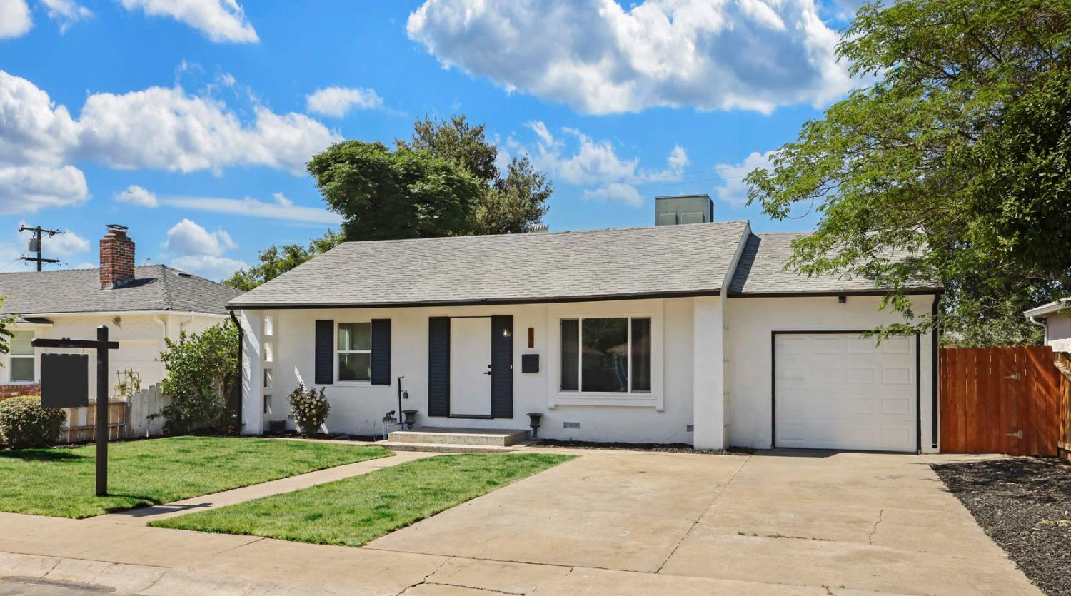 Detail Gallery Image 2 of 17 For 555 E Atlee St, Stockton,  CA 95204 - 2 Beds | 1 Baths