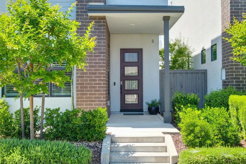 Detail Gallery Image 7 of 89 For 142 Fonseca St, Sacramento,  CA 95816 - 3 Beds | 3/1 Baths