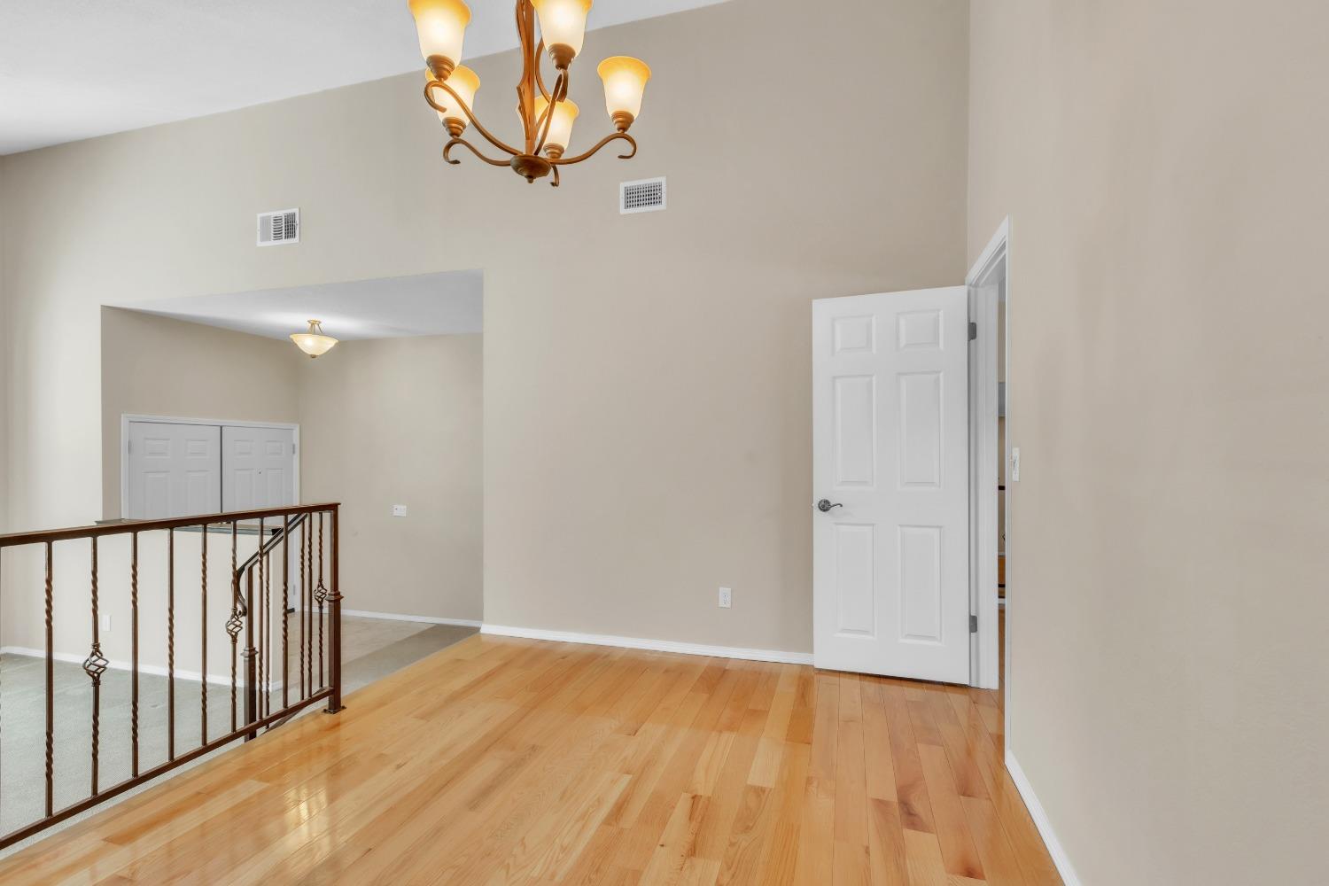 Detail Gallery Image 8 of 34 For 51 Angel Island Circle, Sacramento,  CA 95831 - 4 Beds | 2/1 Baths