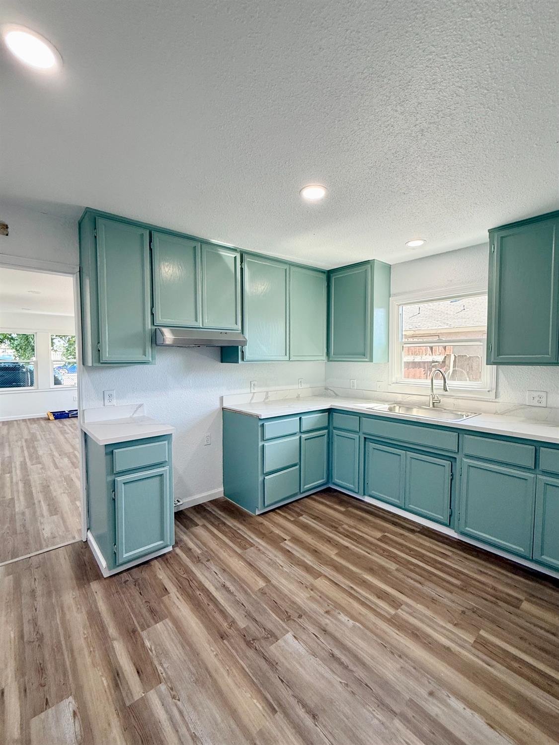 Detail Gallery Image 3 of 14 For 3319 Waterloo Rd, Stockton,  CA 95205 - 2 Beds | 2 Baths