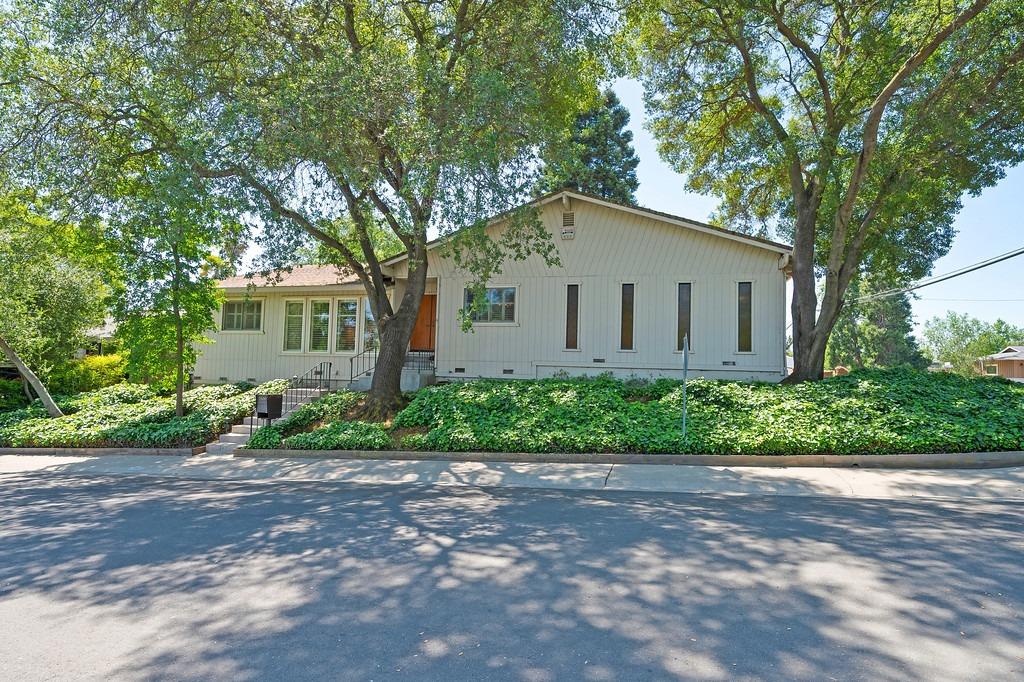 Detail Gallery Image 4 of 65 For 7600 Woodland Ln, Fair Oaks,  CA 95628 - 5 Beds | 3 Baths