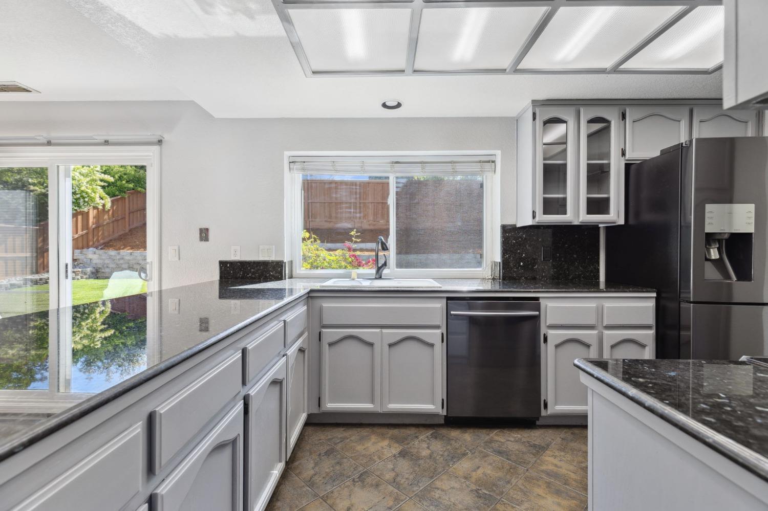 Detail Gallery Image 9 of 40 For 1535 E Colonial Pkwy #E,  Roseville,  CA 95661 - 4 Beds | 2/1 Baths