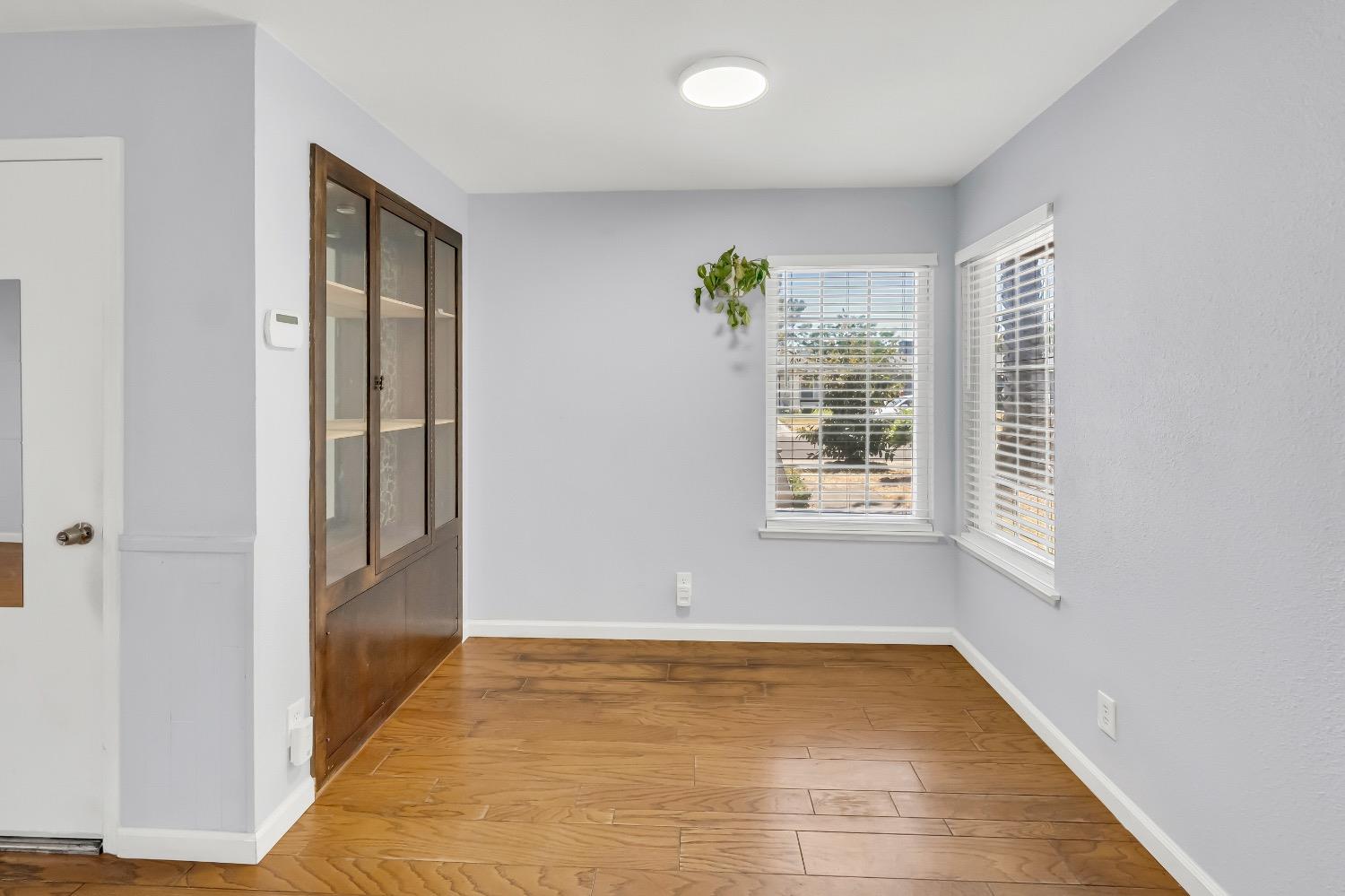 Detail Gallery Image 7 of 45 For 6833 Sandrock Way, Sacramento,  CA 95828 - 4 Beds | 2/1 Baths