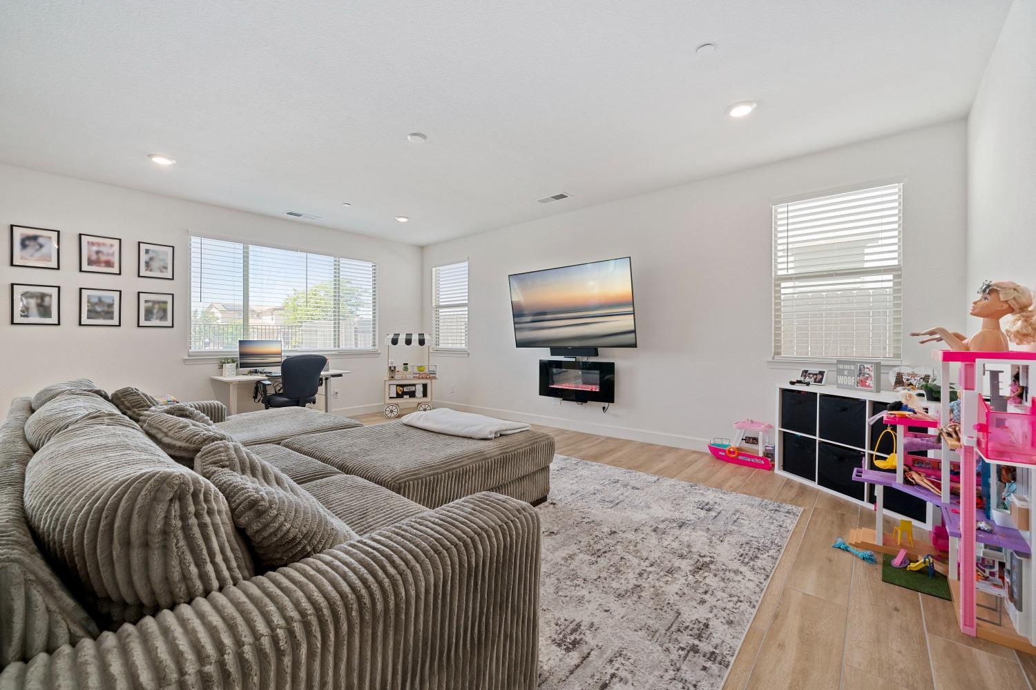 Detail Gallery Image 10 of 48 For 9942 Summerton Cir, Elk Grove,  CA 95624 - 4 Beds | 3/1 Baths