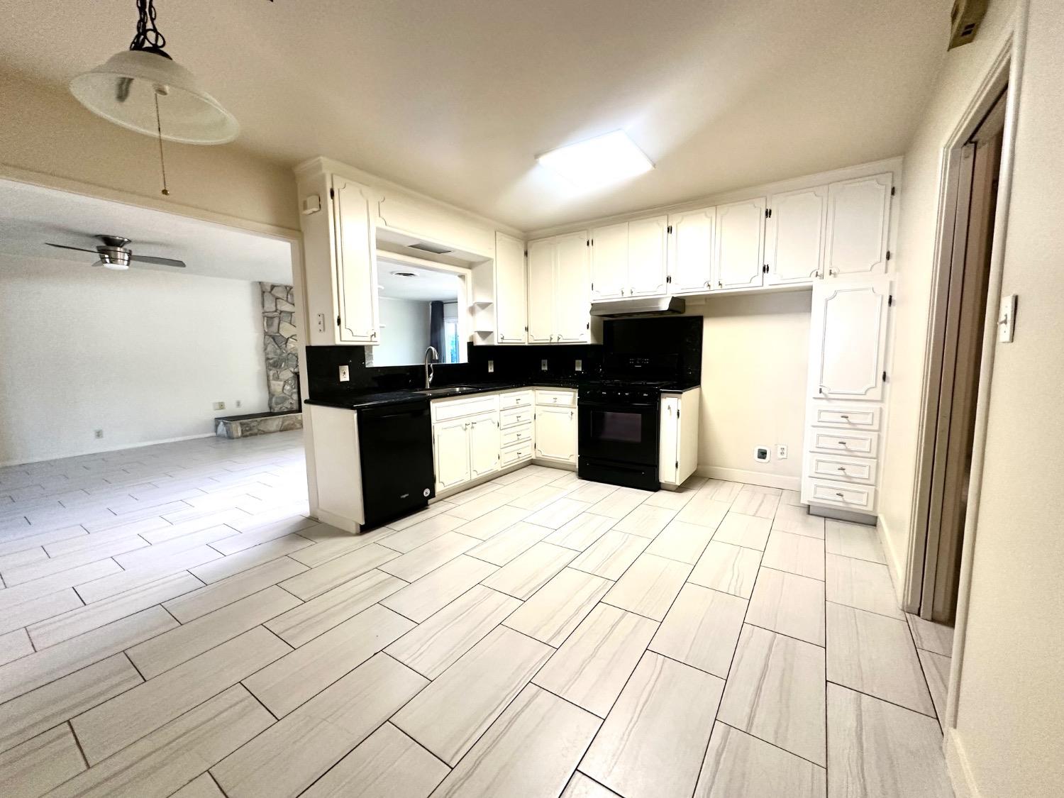 Detail Gallery Image 6 of 29 For 1112 S Country Club Blvd, Stockton,  CA 95204 - 3 Beds | 2 Baths