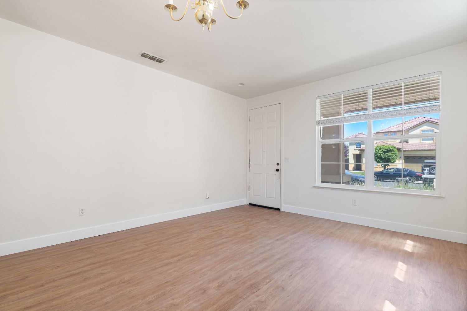 Detail Gallery Image 7 of 41 For 9443 Marius Way, Sacramento,  CA 95829 - 4 Beds | 2 Baths